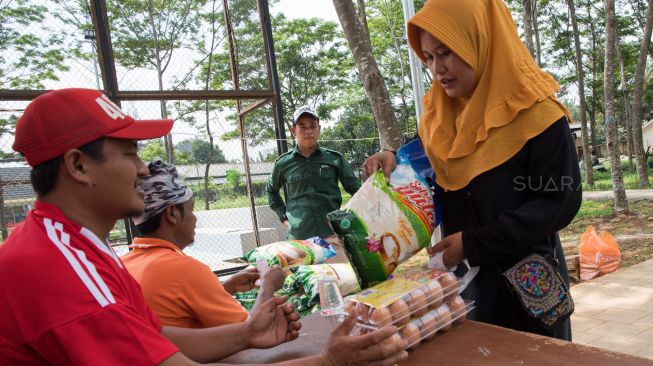 Aktivitas warga berbelanja pangan murah di RPTRA Ranggon Kusuma Baru, Pondok Ranggon, Jakarta Timur, Selasa (14/01). [Suara.com/Alfian Winanto]
