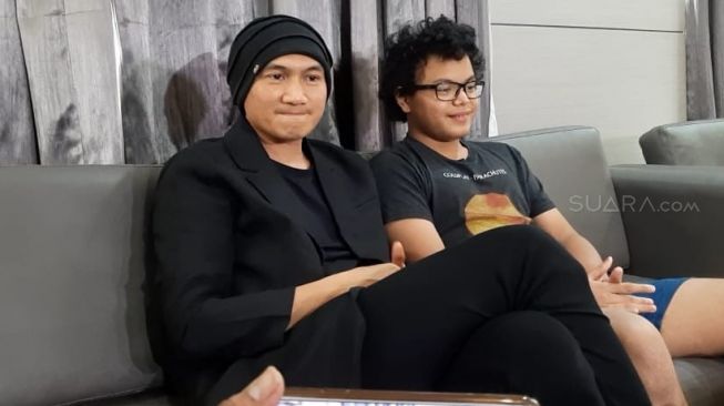 5 Potret Studio Anji, Koleksi Topi hingga Gitar Mewah