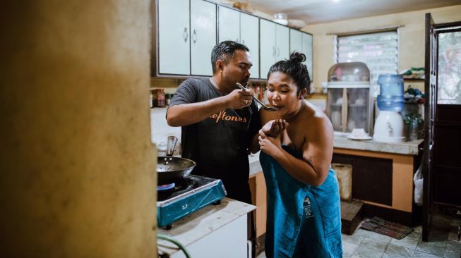 Foto Prewedding Unik Pengantin Filipina, Gambarkan Kehidupan Pasutri Asli