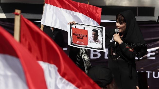 Sejumlah massa yang kontra terhadap Gubernur Anies Baswedan menggelar aksi unjuk rasa di depan Balai Kota DKI Jakarta, Selasa (14/1). [Suara.com/Angga Budhiyanto]
