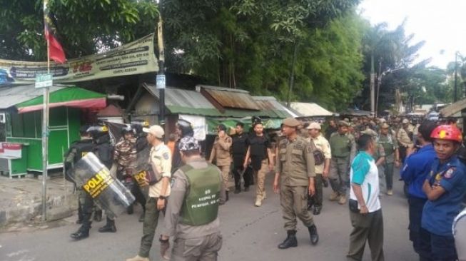 Sempat terjadi kericuhan antara Satpol  PP dan pihak YOSS di Stadion Andi Mattalatta Mattoangin. (Kabarmakassar.com)