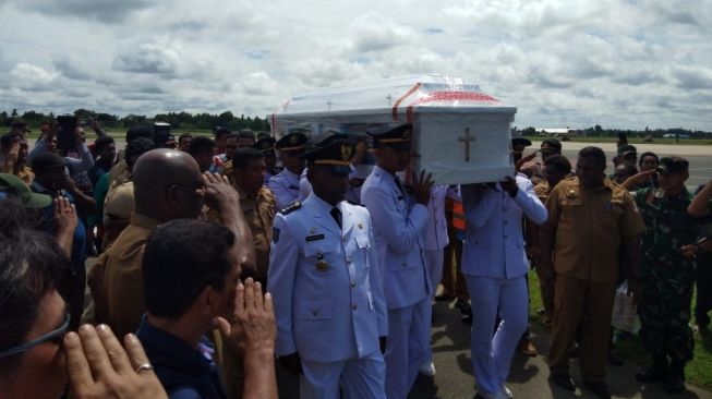 Jenazah Bupati Boven Digoel, Benediktus Tambonop, saat tiba di Bandara Mopah. (Foto: Jubi/Frans L Kobun)