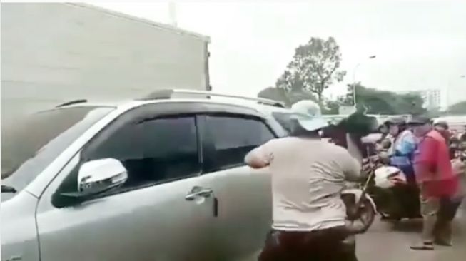 Viral jendela mobil dipecah warga. (Instagram)