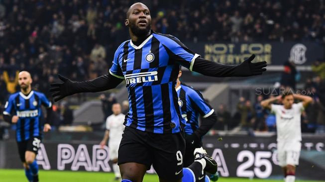 Pemain depan Inter Milan Romelu Lukaku merayakan golnya setelah mencetak gol pembuka selama pertandingan sepak bola Piala Italia (Coppa Italia) Inter Milan melawan Cagliari di Stadion Giuseppe Meaza, Milan, Italia, Rabu (15/01) dini hari WIB. [Miguel MEDINA / AFP]