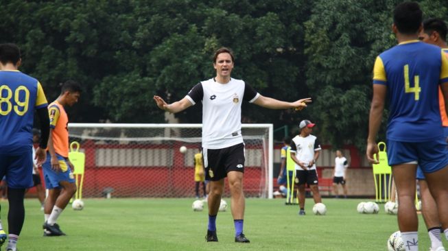 Pelatih Bhayangkara FC Paul Munster saat memimpin latihan di Stadion PTIK, Jakarta, Rabu (15/1/2020). (dok. Bhayangkara FC).