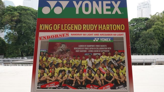 Banner raket promo khusus Yonex yang menampilkan legenda bulu tangkis Rudy Hartono [Suara.com/Arief Apriadi].