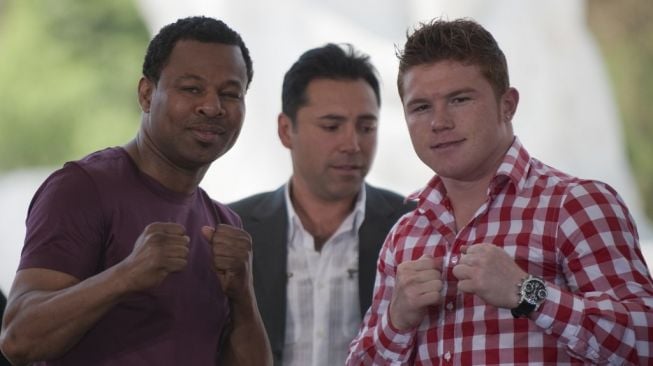 Shane Mosley (kiri) usai konferensi pers jelang pertarungan kejuaraan tinju dunia kelas menengah junior WBC melawan Saul Alvarez (kanan) di Meksiko City, Meksiko, Kamis (8/3/2012). [AFP/Johan Ordonez]