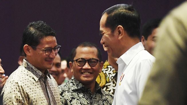 Presiden Joko Widodo (kanan) berbincang dengan mantan Ketua Umum HIPMI Sandiaga Uno (kiri) sebelum menghadiri acara pelantikan Badan Pengurus Pusat Himpunan Pengusaha Muda Indonesia (BPP HIPMI) periode 2019-2022 di Jakarta, Rabu (15/1). [ANTARA FOTO/Akbar Nugroho Gumay]