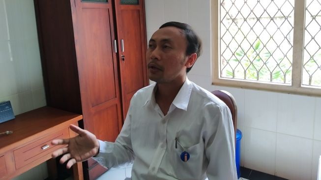 Sekretaris Desa Sidoluhur, Kecamatan Godean, Kabupaten Sleman Fajar Nugroho memberi keterangan pada wartawan di Balai Desa Sidoluhur, Rabu (15/1/2020). - (Suara.com/Uli Febriarni)