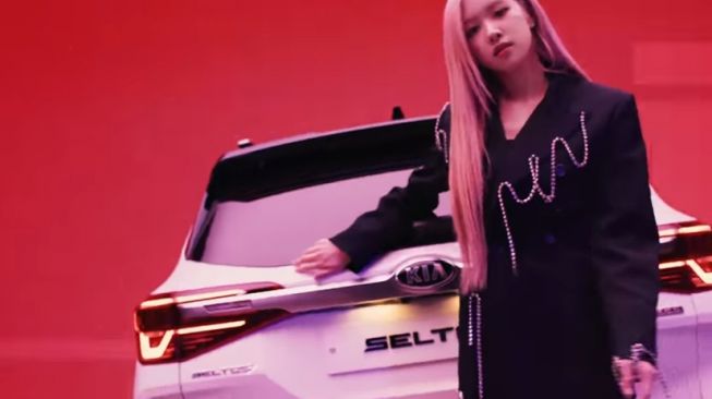 Personel BLACKPINK perkenalkan Kia Seltos [YouTube: Kia Motors Worldwide].