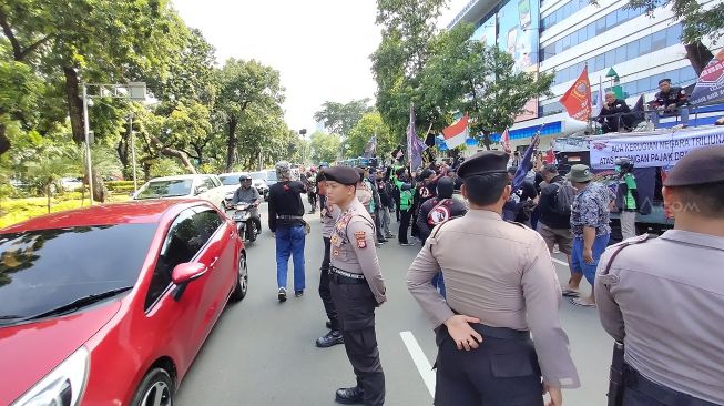 Demo ojol di depan Kantor Kemenhub, Jakarta. (Suara.com/Ria Rizki)