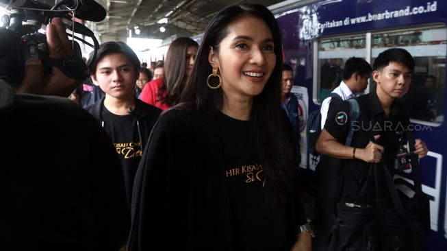 Maudy Koesnaedi saat promo film Akhir Kisah Cinta Si Doel di KRL Commuterline. [Angga Boedhijanto/Suara.com]