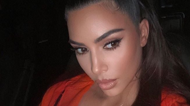 Wow, Penjualan Maskara Turun Gara-Gara Kim Kardashian! Kok Bisa?