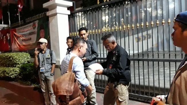 Sekuriti saat memeriksa daftar undangan peliputan wartawan di kantor DPP PDI Perjuangan di kawasan Menteng, Jakarta Pusat. (Suara.com/Novian).