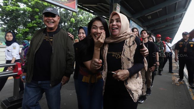 Maudy Koesnaedy (tengah) saat berada di Stasiun Pasar Minggu, Jakarta Selatan, Rabu (15/1). [Suara.com/Angga Budhiyanto]   