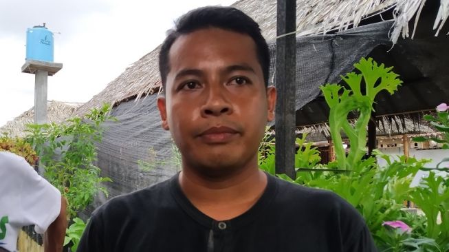 Warga Ngabangan, Sidoluhur, Godean, Deki Rimawan memberi keterangan pada wartawan terkait Totok Santosa, "Raja" Keraton Agung Sejagat (KAS) Purworejo, Rabu (15/1/2020). - (Suara.com/Uli Febriarni)