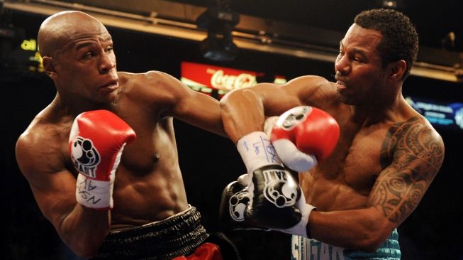 Floyd Mayweather Jr (kiri) berduel melawan Shane Mosley dalam pertarungan kejuaraan tinju dunia kelas welter di MGM Grand, Las Vegas, Amerika Serikat, Sabtu (1/5/2010). [AFP/Gabriel Bouys]