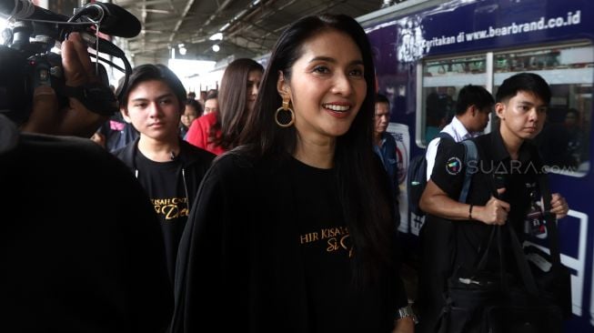 Maudy Koesnaedy saat berada di Stasiun Bogor, Jawa Barat, Rabu (15/1). [Suara.com/Angga Budhiyanto]   