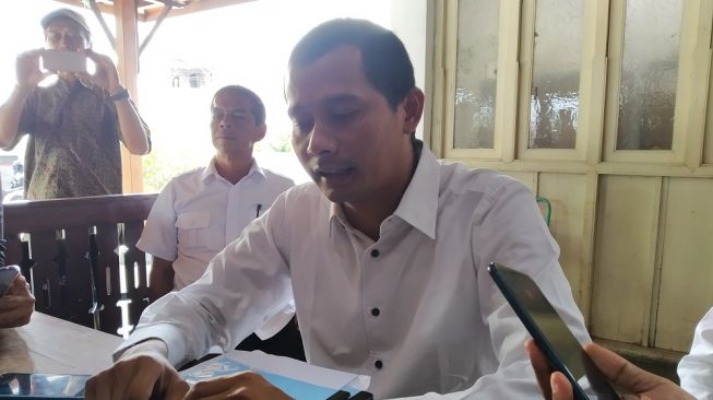 Kasi Pemdes Sidoluhur Adi Arya Pradana memberi keterangan pada wartawan terkait Totok Santosa, "Raja" Keraton Agung Sejagat (KAS) Purworejo, Rabu (15/1/2020). - (Suara.com/Uli Febriarni)