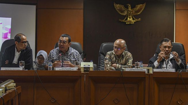 Direktur Utama PT Asuransi Jiwasraya Hexana Tri Sasongko (ketiga kiri) bersama Staf Khusus Menteri Badan Usaha Milik Negara (BUMN) Arya Sinulingga (kedua kiri), Auditor Utama Investigasi Badan Pemeriksa Keuangan (BPK) RI I Nyoman Wara (kiri) dan Analis senior bidang Perasuransian Irvan Rahardjo (kanan) menjadi pembicara pada acara diksusi Penyelesaian Gagal Bayar Jiwasraya di komplek Parlemen, Jakarta, Rabu (15/1). [ANTARA FOTO/Muhammad Adimaja]
