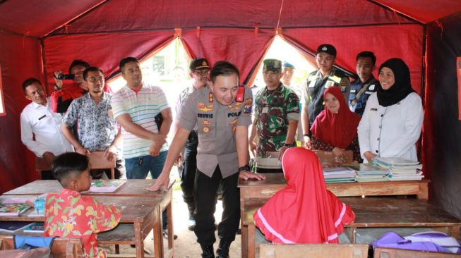 Sambangi Siswa SD di Tenda Darurat, Kapolres Probolinggo Jadi Guru Dadakan