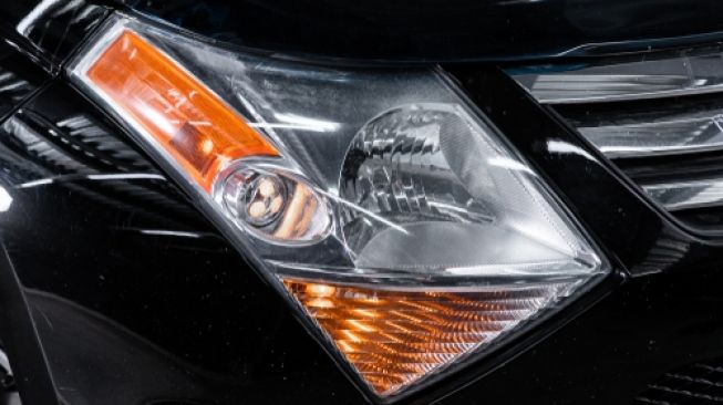 Bumper dan lampu utama Xenon dari Suzuki XL7 yang diabadikan menjelang akhir 2019 di Rusia [Shutterstock].