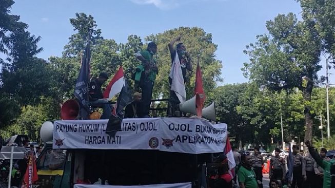 Ikut Demo di Jakarta, Driver Ojol Surabaya Ini Kesal Masih Ada yang Ngebid