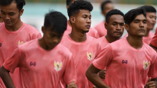 Pesepak bola Amiruddin Bagas Kaffa (tengah) mengikuti seleksi pemain Timnas Indonesia U-19 di Stadion Wibawa Mukti, Cikarang, Bekasi, Jawa Barat, Senin (13/1/2020). Sebanyak 51 pesepak bola hadir mengikuti seleksi pemain Timnas U-19 yang kemudian akan dipilih 30 nama untuk mengikuti pemusatan latihan di Thailand. ANTARA FOTO/Hafidz Mubarak A