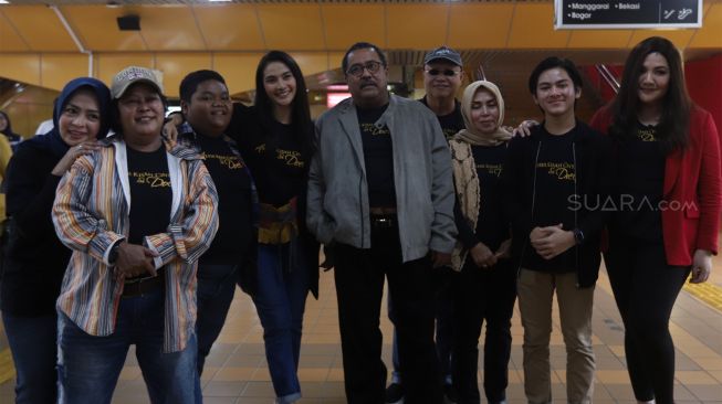 Pemeran film 'Akhir Kisah Cinta Si Doel' berfoto di Stasiun Gondangdia, Jakarta Pusat, Rabu (15/1). [Suara.com/Angga Budhiyanto]  