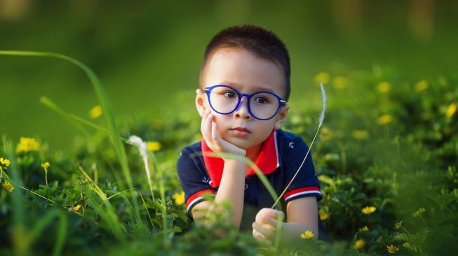 Ilustrasi anak kecil pakai kacamata (Pixabay)