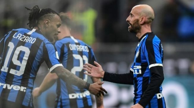 Gelandang Inter Milan Borja Valero (kanan) merayakan golnya dengan Valentino Lazaro saat menghadapi Cagliari di babak 16 besar Coppa Italia. Miguel MEDINA / AFP 