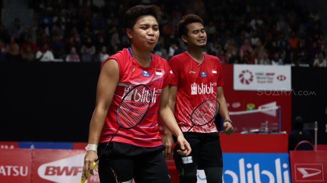 Ekspresi pasangan Ganda Campuran Indonesia Tontowi Ahmad dan Apriyani Rahayu saat melawan  Pasangan Ganda Campuran Inggris Chris Adcock dan Gabrielle Adcock dalam babak kedua Daihatsu Indonesia Masters 2020 di Istora Senayan, Jakarta, Kamis (16/1). [Suara.com/Angga Budhiyanto] 