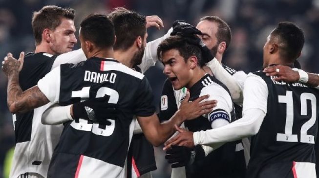 Para pemain Juventus merayakan gol Paulo Dybala (tengah) ke gawang Udinese dari titik penalti di babak 16 besar Coppa Italia di Turin. Isabella BONOTTO / AFP 