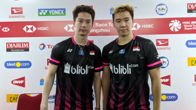 Pasangan ganda putra Indonesia, Kevin Sanjaya Sukamuljo/Marcus Fernaldi Gideon, melaju ke perempat final Indonesia Masters 2020 usai mengalahkan he Ji Ting/Tan Qiang (China) di Istora Senayan, Jakarta, Kamis (16/1). [Suara.com/Arief Apriadi]