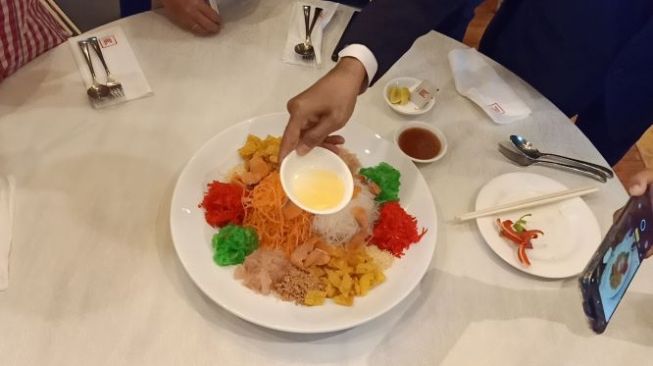 Menu Yu Sheng Cafe Sirih. (Suara.com/Silfa Humairah)