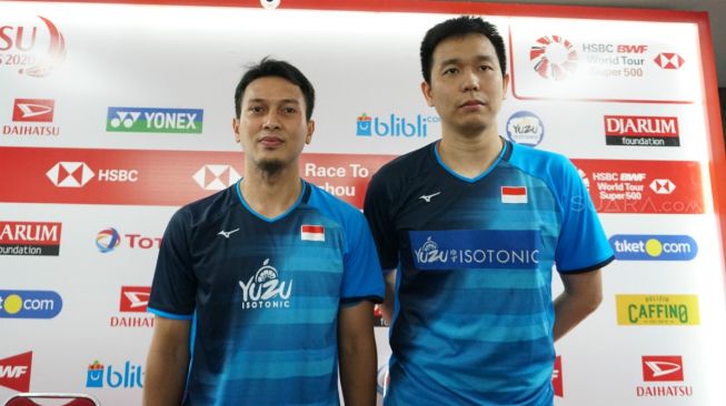 Pasangan ganda putra Indonesia, Hendra Setiawan/Mohammad Ahsan, usai berlaga di babak kedua Indonesia Masters 2020 melawan Lu Ching Yao/Yang Po Han (China Taipei) di Istora Senayan, Jakarta, Kamis (16/1). [Suara.com/Arief Apriadi]