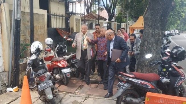 Temui Pimpinan KPU, Tim Hukum PDIP Tak Mau Disinggung Soal PAW