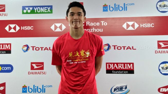 Pebulutangkis tunggal putra Indonesia, Jonatan Christie, melaju ke perempat final Indonesia Masters 2020 usai mengalahkan Wang Tzu Wei (China Taipei) di Istora Senayan, Jakarta, Kamis (16/1). [Suara.com/Arief Apriadi]