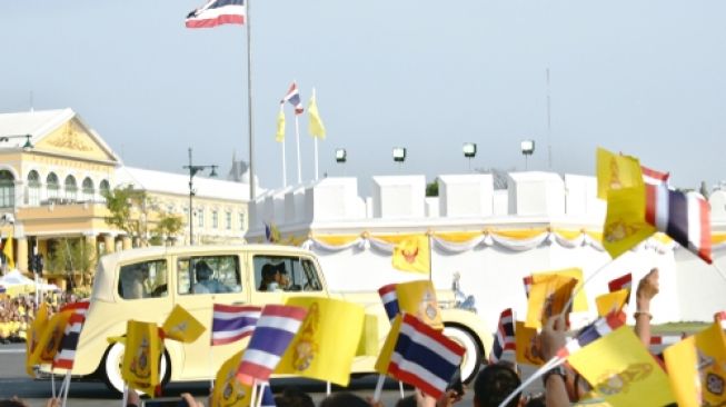 Mobil kerajaan yang mengantar Yang Mulia Raja Maha Vajiralongkorn Bodindradebayavarangkun di hari pengangkatannya sebagai Raja Rama X (4/5/2016) [Shutterstock]. 