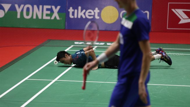 Pebulu tangkis tunggal putra Indonesia Shesar Hiren Rhustavito gagal mengembalikan shuttle kok ke arah pebulu tangkis tunggal Putra Denmark Viktor Axelsen dalam babak kedua Daihatsu Indonesia Master 2020 di Istora Senayan, Jakarta, Kamis (16/1). [Suara.com/Angga Budhiyanto]  
