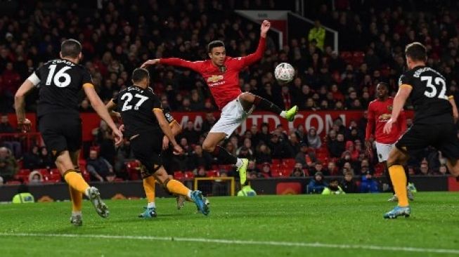 Pemain Manchester United Mason Greenwood beraksi saat menghadapi Wolves di babak ketiga Piala FA yang berlangsung di Old Trafford, Kamis (16/1/2020). [AFP]