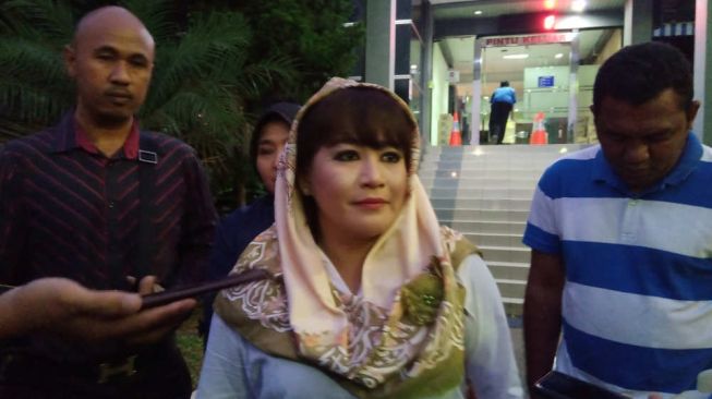 Dewi Tanjung melaporkan massa Pro Anies terkait aksi unjuk rasa di Balai Kota DKI Jakarta. [Suara.com/Yosea Arga]