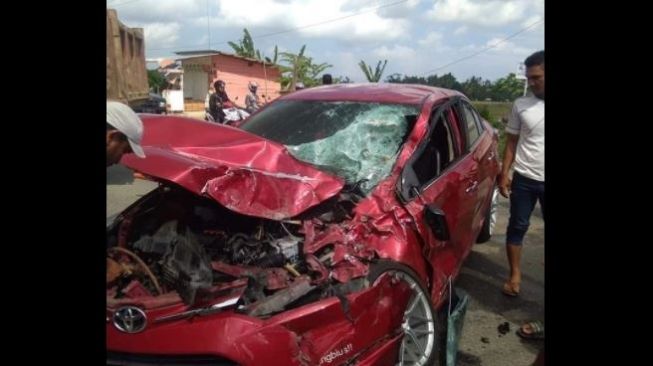Sedan Ringsek Dihajar Truk Damkar, Warganet Beberkan Penyebabnya