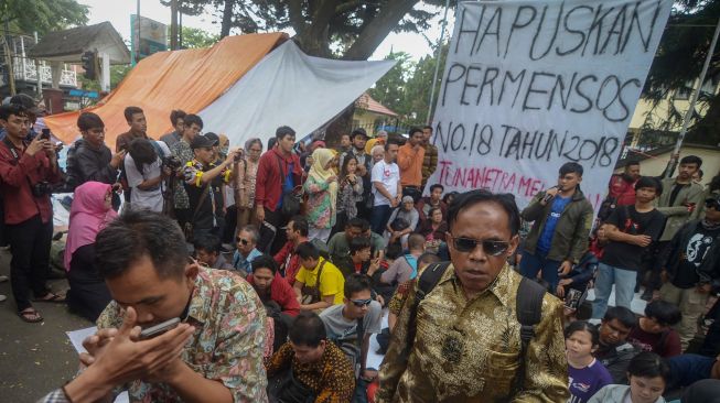 Aktivitas mahasiswa tunanetra yang terpaksa tinggal sementara di pinggiran trotoar pascapengusiran di Jalan Pajajaran, Bandung, Jawa Barat, Kamis (16/1). [ANTARA FOTO/Raisan Al Farisi]