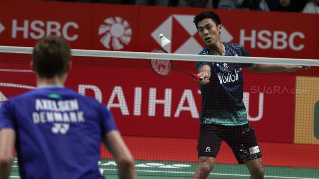 Pebulu tangkis tunggal putra Indonesia Shesar Hiren Rhustavito mengembalikan shuttle kok ke arah pebulu tangkis tunggal putra Denmark Viktor Axelsen dalam babak kedua Daihatsu Indonesia Master 2020 di Istora Senayan, Jakarta, Kamis (16/1). [Suara.com/Angga Budhiyanto] 