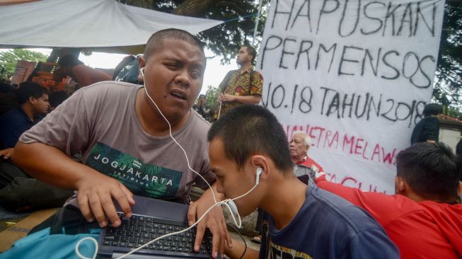 Aktivitas mahasiswa tunanetra yang terpaksa tinggal sementara di pinggiran trotoar pascapengusiran di Jalan Pajajaran, Bandung, Jawa Barat, Kamis (16/1). [ANTARA FOTO/Raisan Al Farisi]