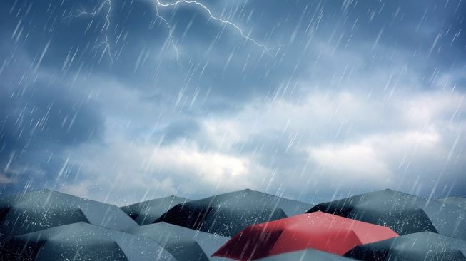 Ilustrasi hujan disertai petir. [Shutterstock]