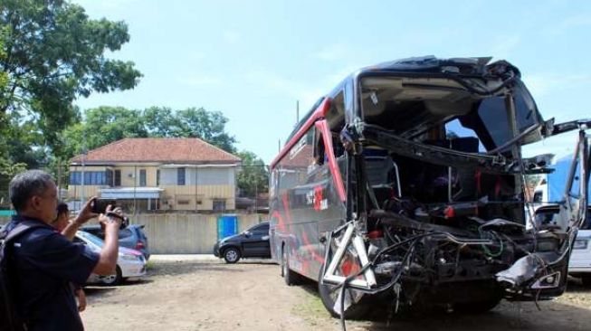 Bus Pariwisata Seruduk Truk Gandeng di Tol Soker, Satu Tewas 8 Terluka