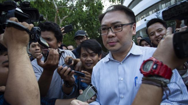 Direktur Utama PT Sinarmas Asset Management Alex Setyawan berjalan meninggalkan ruangan usai menjalani pemeriksaan di gedung Jampidsus Kejaksaan Agung, Jakarta, Rabu (15/1). [ANTARA FOTO/Dhemas Reviyanto]