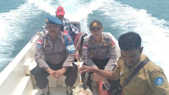 Alat bawah laut China ditemukan di Indonesia sepanjang dua meter. (Foto: Polres Bintan / via BBC)